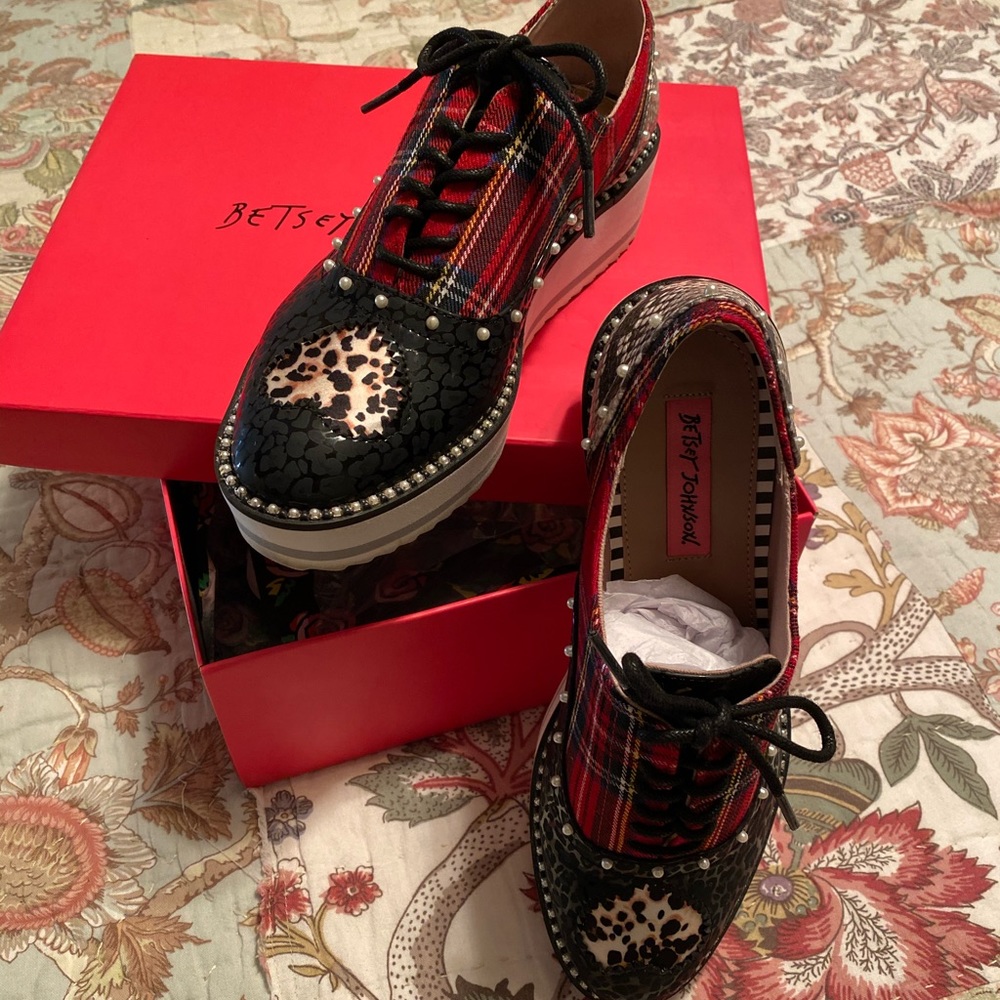 Fun and Sassy Betsey Johnson Oxford.  Sz 8